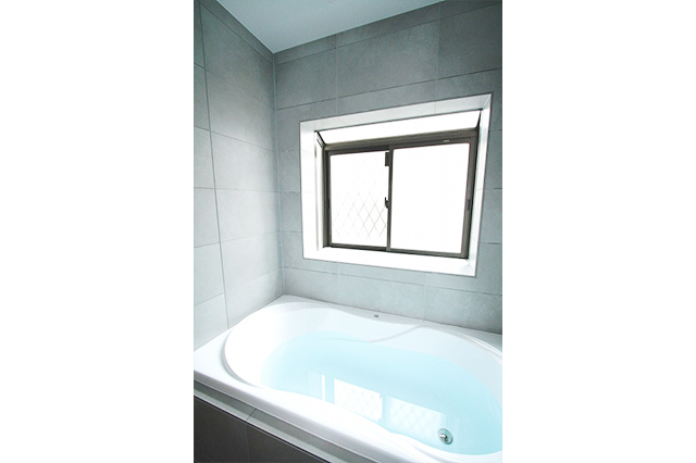 窓の廻りも壁と同じタイルで仕上げた本物志向です。