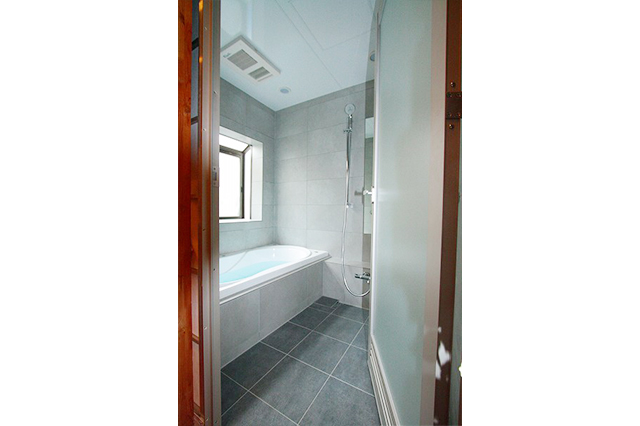 シックで上品な仕上がりの空間に仕上がりました。タイルは、お客様自らリビエラショールームでセレクトしました。