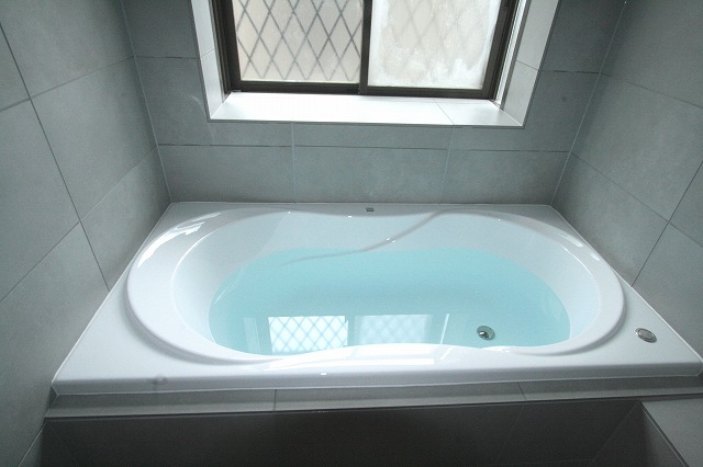 一浴槽はウェルランド社製アクリル浴槽「ビビフィー」。アクリル浴槽は、光の独特な反射でお湯が青く見えるのが特徴です。