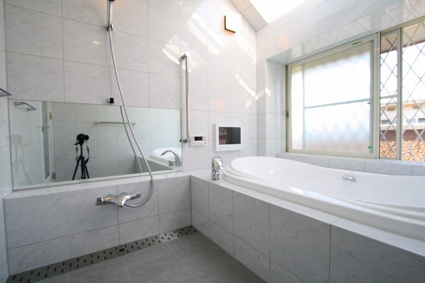 カウンター下のグレーティングはステンレス製。シャワー水栓はTOTO社製を採用