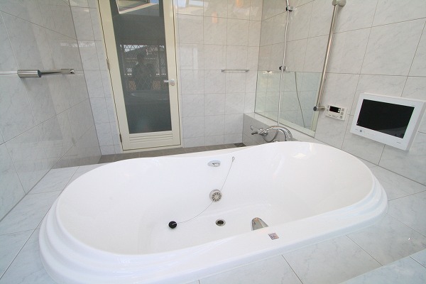 浴槽は、ウェルランド社製のアクリル素材の物です。