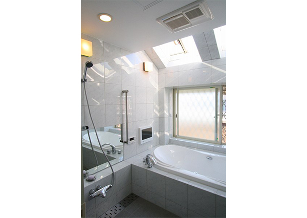 既存の天窓に合わせて天井を製作しました。天井には暖房乾燥換気扇を設置しました。