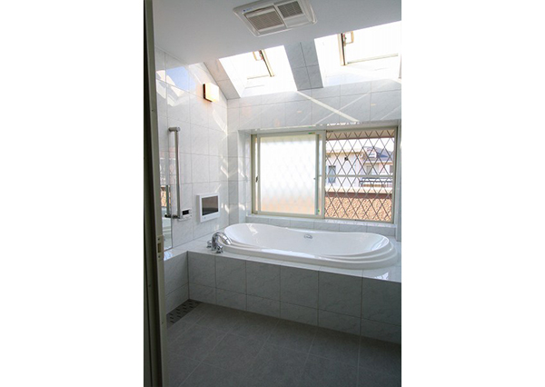 ウェルランド製「アンジェ」は、W1720mm,D900mmの大型浴槽です。