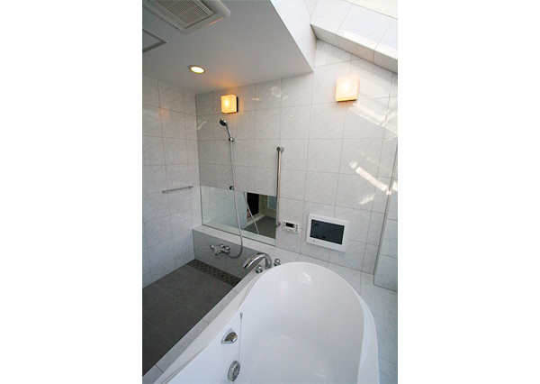 天窓部分は、ちょっと複雑形なのです。フリーバス企画の完全フルオーダーシステム「創作バスルームシステム」なら対応可能です。 