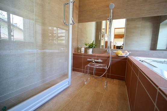 仕上げのタイルは、ABC商会。