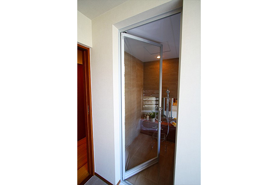 アルミ框の幅が細いドア。水密性もありスタイリッシュ。価格も安くおすすめ。