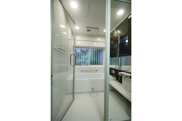 透明ガラスで開放感を。TOTO社製ユニットバス。