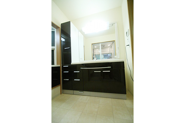 広く、使いやすいTOTO社製洗面化粧台。