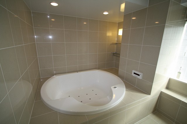 浴槽は、ウェルランド社製のアクリル浴槽です。大型の浴槽なのでお子様と入浴しても余裕の広さです。