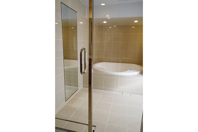 鏡は、大型サイズをシャワーの向い側の壁に取付ました。床のタイルは、LIXILサーモタイルです。