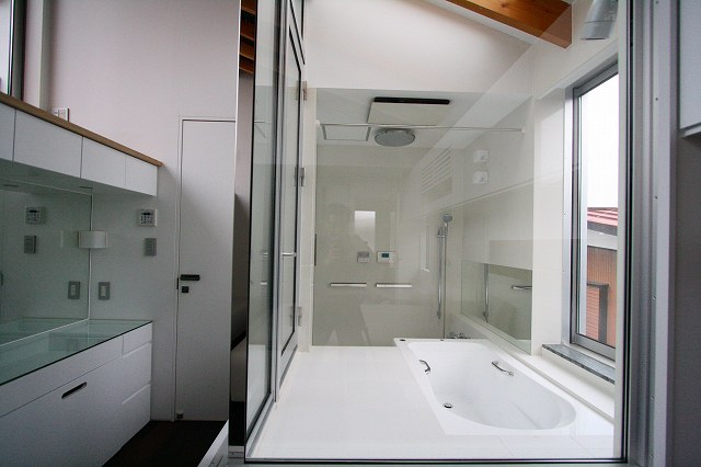 バスルームの前面の収納がとてもおしゃれです。衣類の収納です。