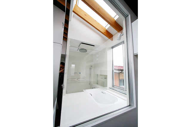 天井は、天窓になっております。天井の木材は、構造材をそのまま露出して仕上げました。