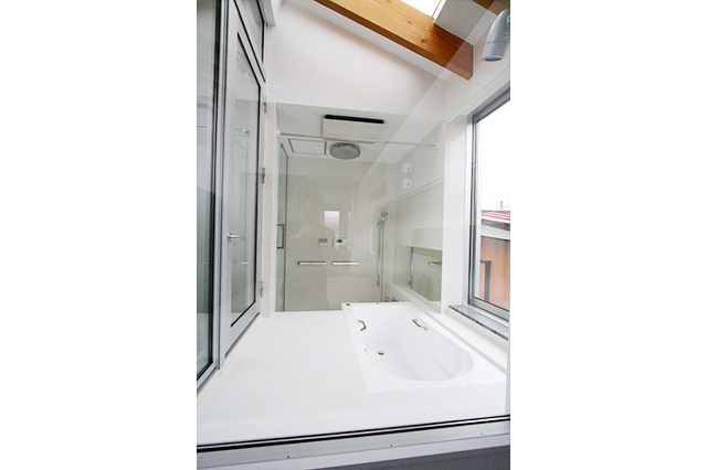 浴槽横の広いリラックススペース。