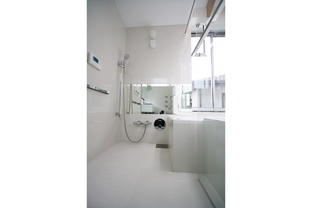 シャワー水栓は、グローエ社製を採用しています。