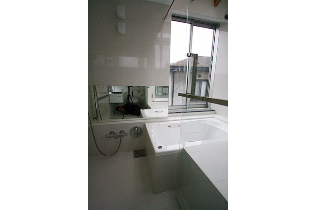 タイルの仕上げ面より浴槽の上端が低くなっています。クライアント様のこだわりです。