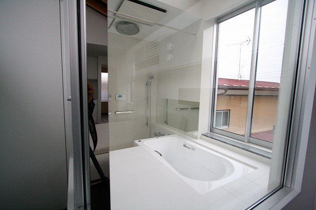 浴槽の上端がタイル面より少し下がっている様子が良く分かります。施工は、結構大変で職人泣かせでした。