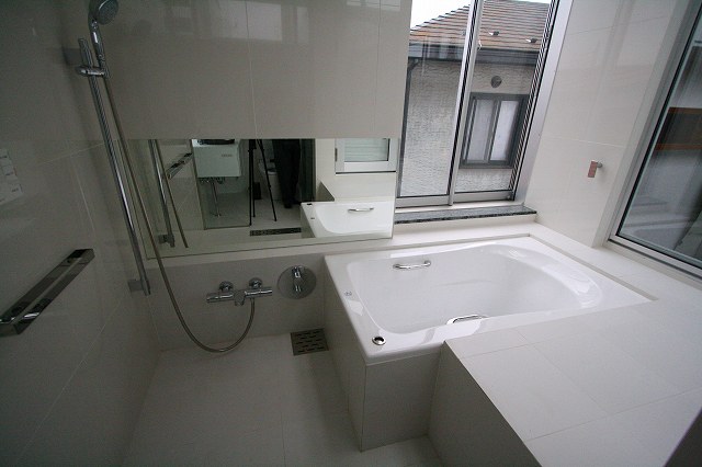 窓下台の部分にもこだわりが。窓下台は天然御影石を採用しました。