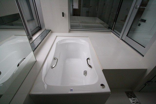 横のリラックススペースを活用し、ゆったり入浴が出来そうです。