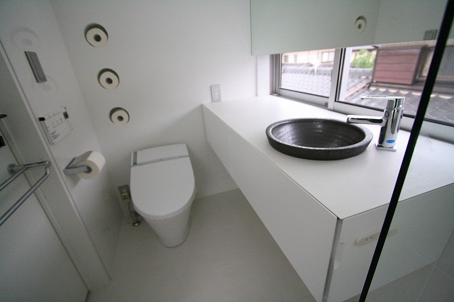 壁にあるペーパー収納が斬新です。