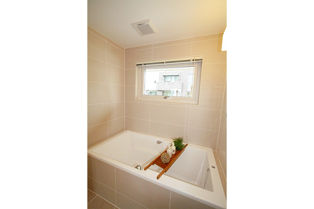 浴槽はウェルランド社製アクリル浴槽「スクウェアー1500」を採用しています。