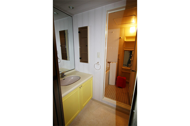 リフォーム前は、標準的な洗面化粧台とマンション用ユニットバスです。