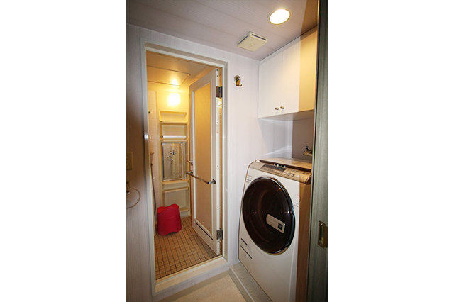 ドアは、アルミ框のドアで樹脂ガラス仕様でした。