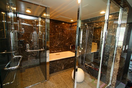 ガラスの間仕切りは、開放感のあるバスルーム空間を作り出します。イメージはまさに「ホテルのスウィートルームのバスルーム」です。