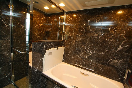 シャワーブースの間仕切りにも透明なガラスが使用されています。