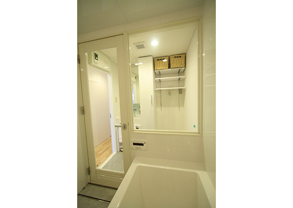 洗面室との間仕切りは、アルミ框に透明強化ガラスをはめ込んだタイプを採用です。水密性が高いので浴室の湯気やお湯が洗面室に流れ込む事がないので安心です。