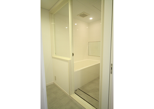 浴室の排水グレーリングは、床と同じサーモタイルで作成しています。