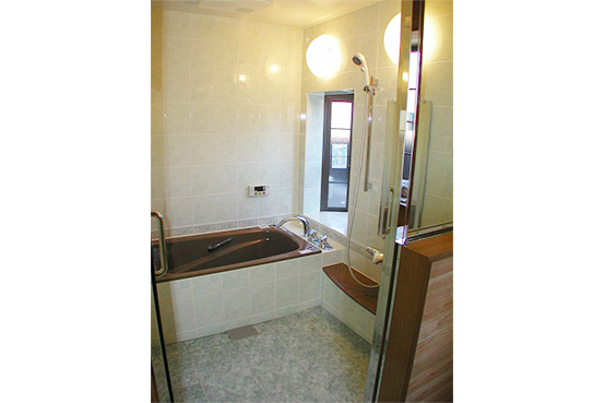 落ち着いた色合いのバスルームとなりました。