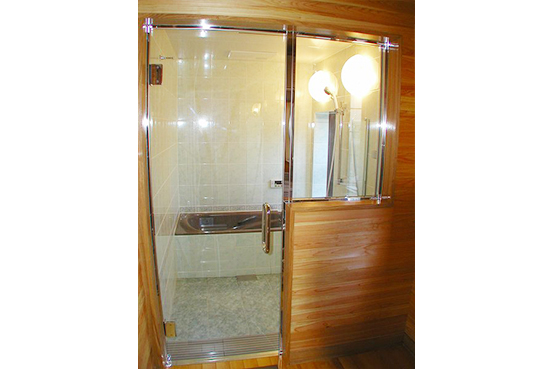 ドアは、透明強化ガラス。ガラスに框が回っていないので高級感があります。SUS製FIX付ドアセットです