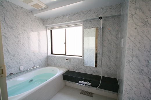 天井には複雑な梁加工が必要でした。