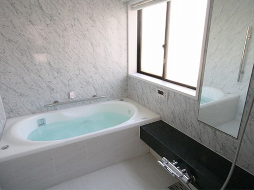 壁は清掃性を重視し、バスルーム専用パネルで施工しました。