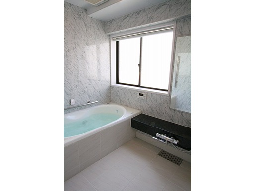 床は、LIXIL社製サーモタイル仕上げ。