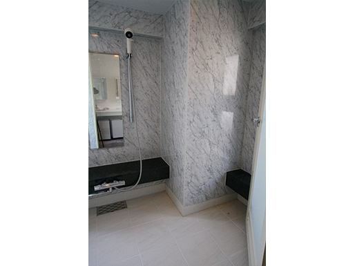 柱型も対応します。壁材は、お手入れ重視のアルミ製バスルーム用パネル。