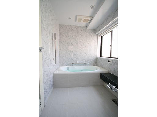 浴室暖房乾燥換気栓を天井設置。ヒートショック対策。