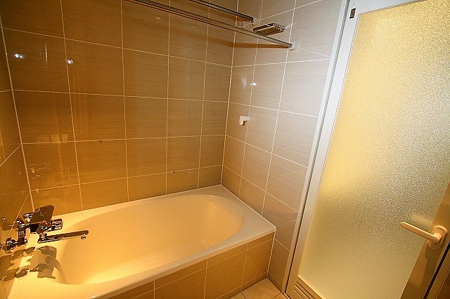 ドアの位置も大きさも、依頼いただいた現場に合わせて製作しました。ドアは、浴室専用のアルミ框開き戸です。ドアの大きさも自由自在です。気密性が高く水が洗面に流れ出る心配のないリーズナブルかつ高品質のドアです。