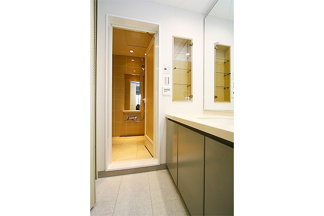 浴室と洗面室の間仕切りの撤去は、洗面化粧台と壁の間のみで搬入・設置工事を行いました。