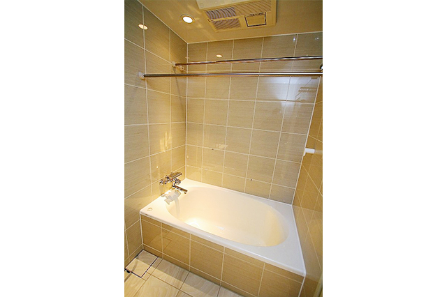 浴槽に入るマタギの高さを出来るだけ低く抑えることも、お客様の重要なポイントでした。数ある浴槽の中から、大きさもぴったりでマタギの高さを低く抑えることのできる浴槽選びも商品知識が求められるポイントです。