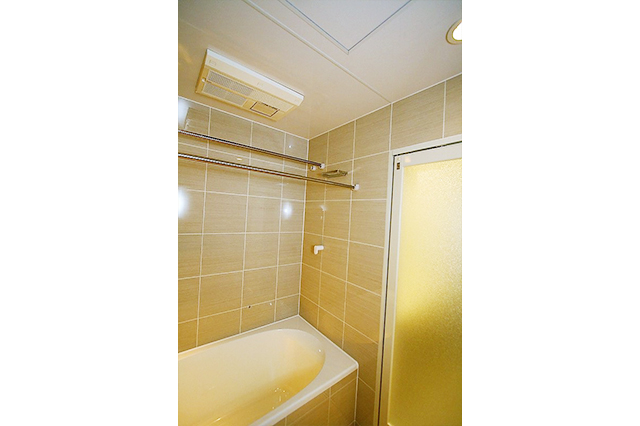 バスルームの天井には、暖房乾燥換気扇をビルトインしています。