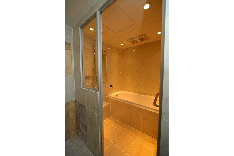 浴室と洗面室の間仕切りドアとFIXは、アルミ框＋透明強化ガラスドアを採用しました。