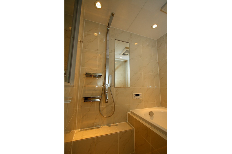 シャワー水栓は、TOTO社製です。お客様よりの支給品をフリーバス企画が取り付けしました。