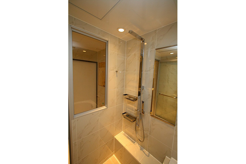 カウンターの仕上げ材も、壁と同じタイルです。