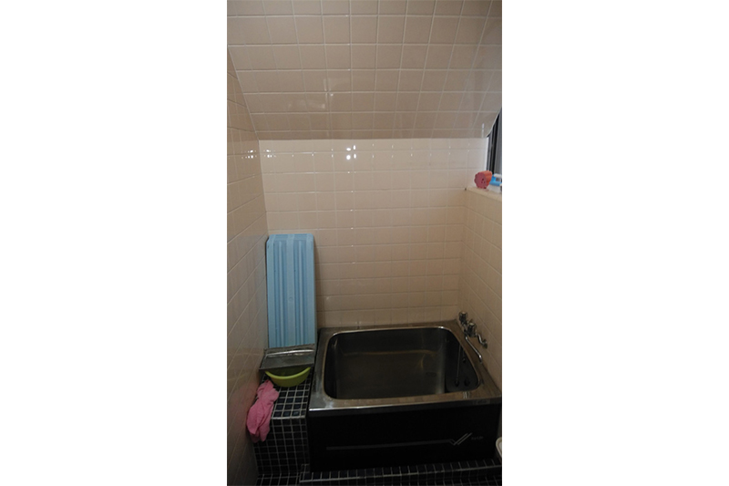 階段下なので天井が斜めになっています。