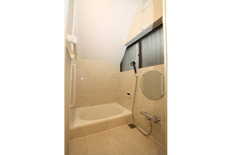 イルは、お客様のご要望通り壁は大理石調、床はヒンヤリしないサーモタイルを採用しました。