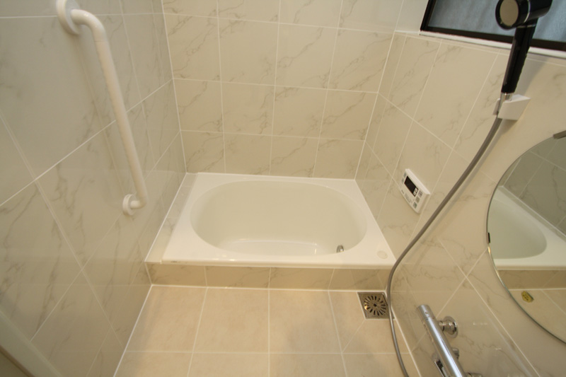 浴槽は、W1100mmの人工大理石浴槽に入れ替えました。