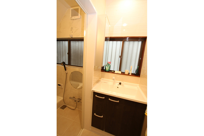 洗面室と浴室の床の段差は、250mmから50mmに。 width=