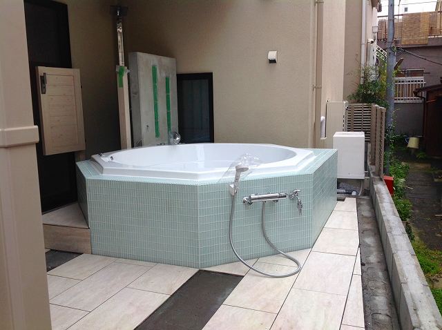 庭に設置されたスパスペースです。