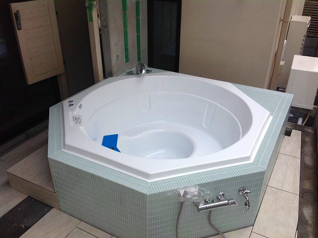 浴槽の周りはモザイクタイルで仕上げています。